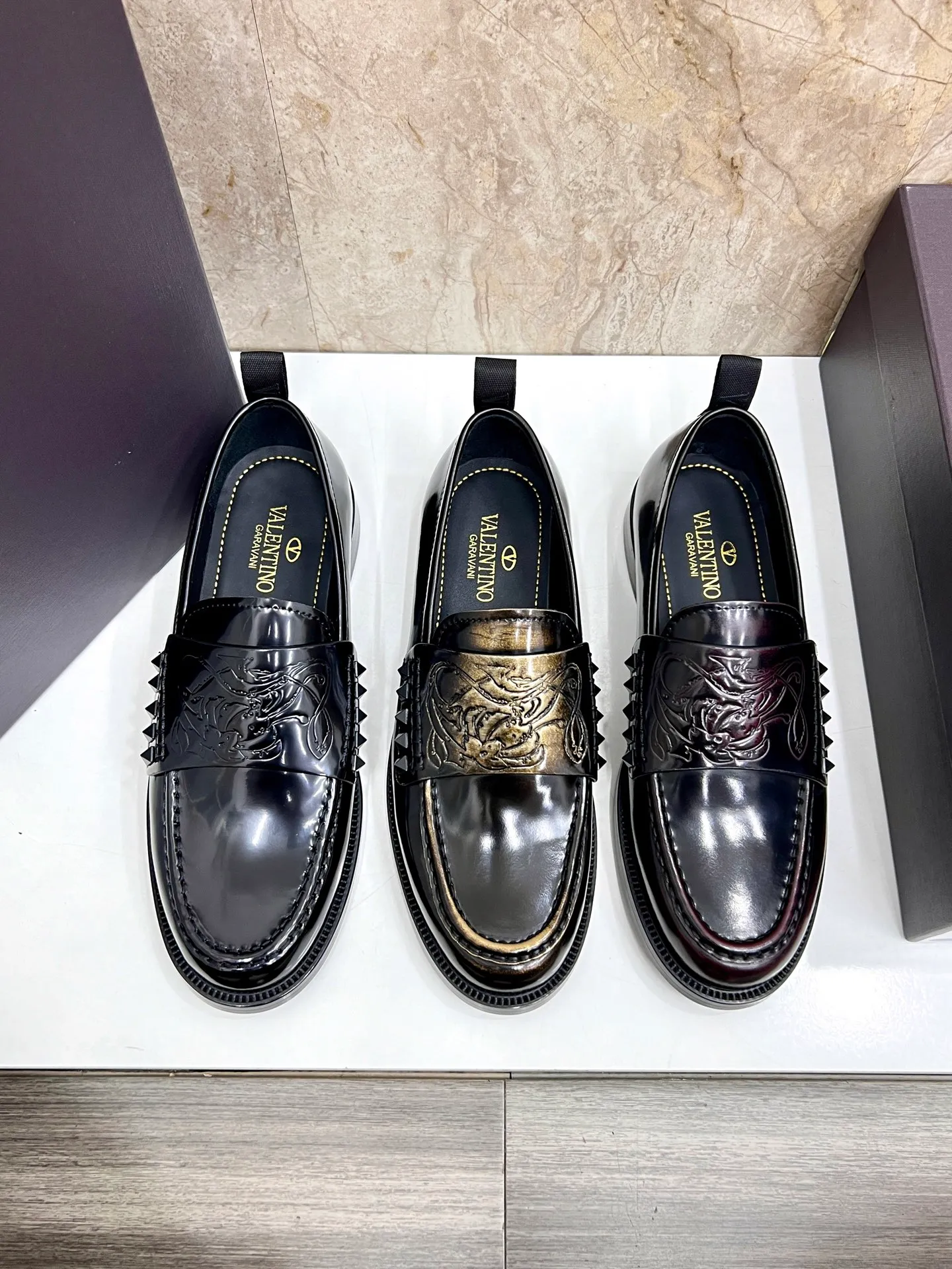 Men's men's shoes💰780 Valentino New men's V logo micro-label business casual loafers. These Derby loafers are made of imported cowhide leather. They are light in texture and cool in style. The uppers are decorated with brand logo buckles, showing off the big-name style! The lines reveal novel urban trends. The toe is round and full, and the rubber foam sole and triple protruding leather welt complement each other. It is extremely fashionable and charming, with dyed calfskin lining, genuine leather feet, and standard logo decoration. It is simple yet elegant. It has a classic European and American loose style and is extremely comfortable on the feet. Size: 39-44 (customized at 38.45.46)